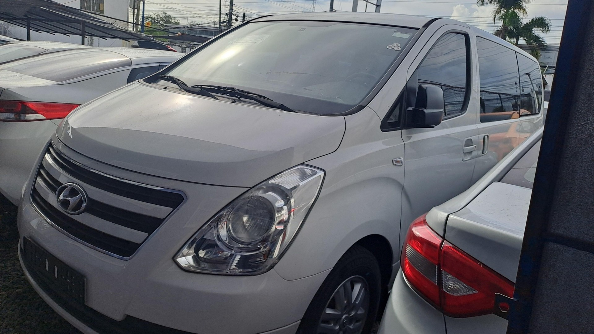 jeepetas y camionetas - HYUNDAI STAREX 2017 BLANCA DESDE: RD$ 1,250.100.00 6