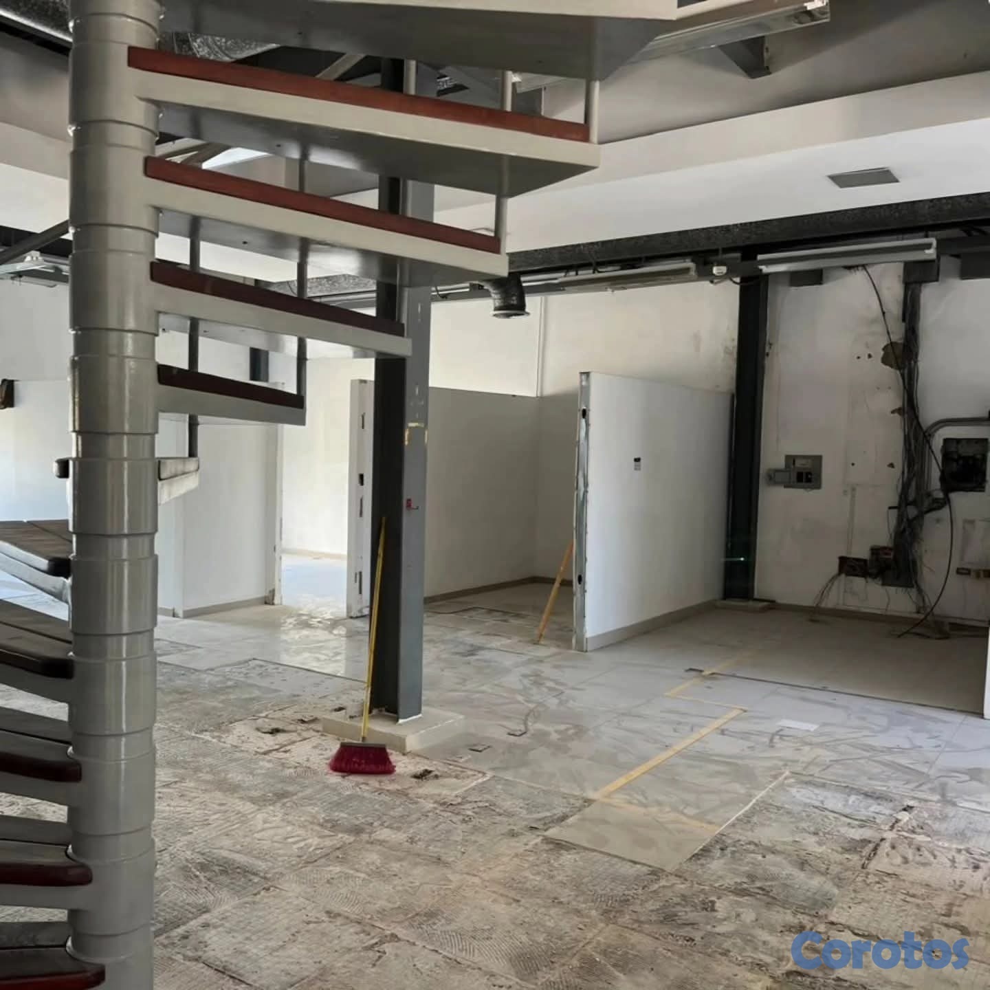 oficinas y locales comerciales - rento nave comercial en la 27 de febrero las colinas santiago  7