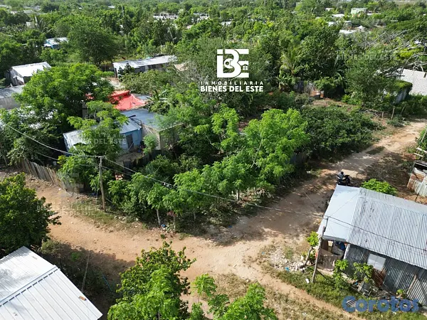 solares y terrenos - Se Vende solar de esquina con 143 metros.  📍En Sec 7