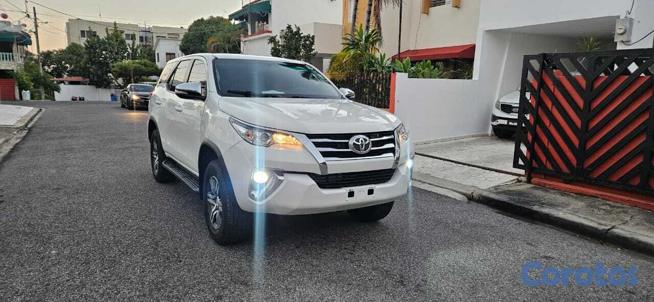 jeepetas y camionetas - Toyota fortuner 2018 3