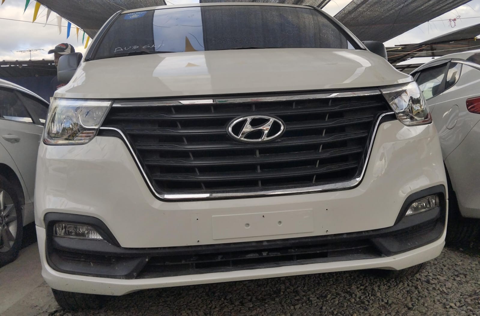 jeepetas y camionetas - HYUNDAI GRAND STAREX 2020 BLANCA 2