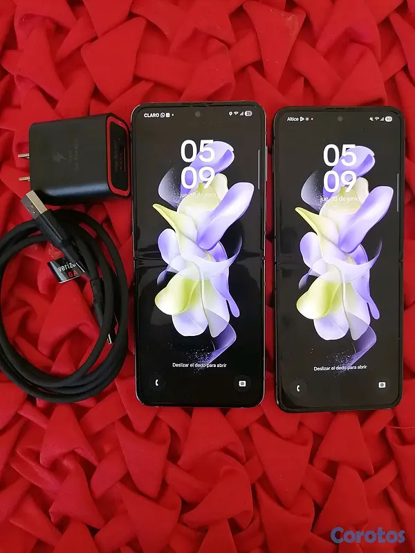 celulares y tabletas - Samsung galaxy flip 4 de 256gb desbloqueados y con accesorios  2