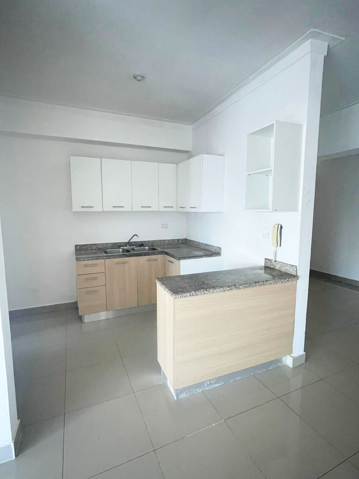apartamentos - VENDO APARTAMENTO EN URB. COSTA CARIBE, AV. INDEPE 1