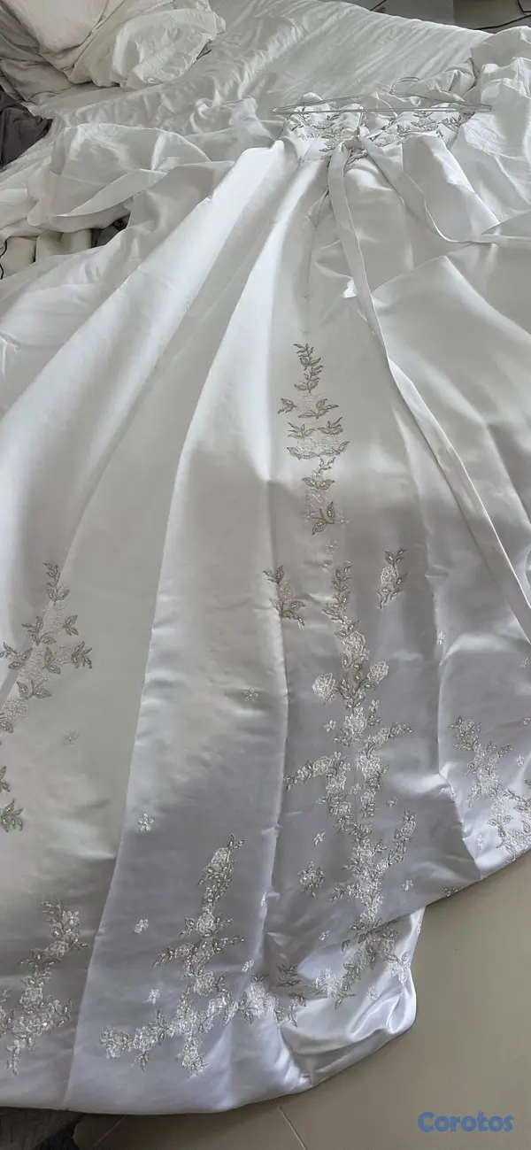 ropa para mujer - Vestido de Novia con cola 4