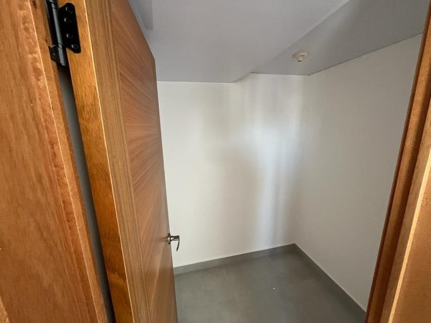 apartamentos - Apartamento en alquiler #24-564 piso alto, 2 hab. ascensor, baño social. 4