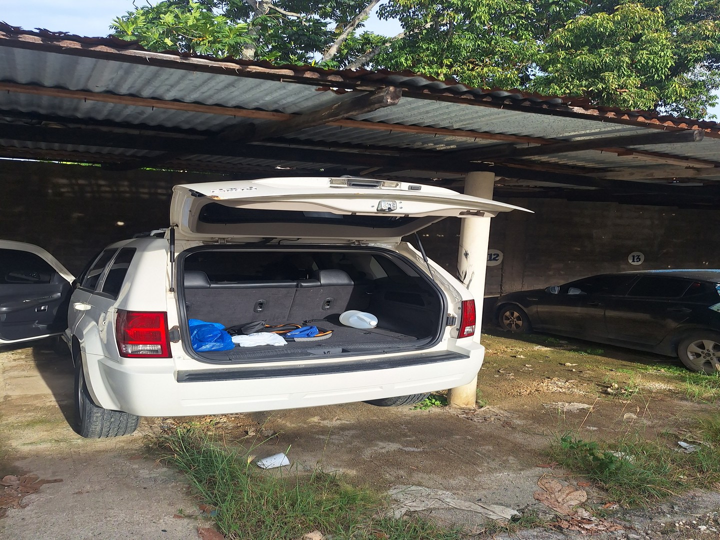 jeepetas y camionetas - Jeep grand cherokee laredo 4x4 año 2010 color blanco, precio rd$ 400, 000 