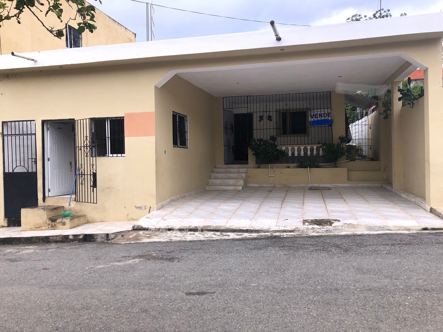 casas - Se vende casa con patio en Villa Mella 3 habitaciones