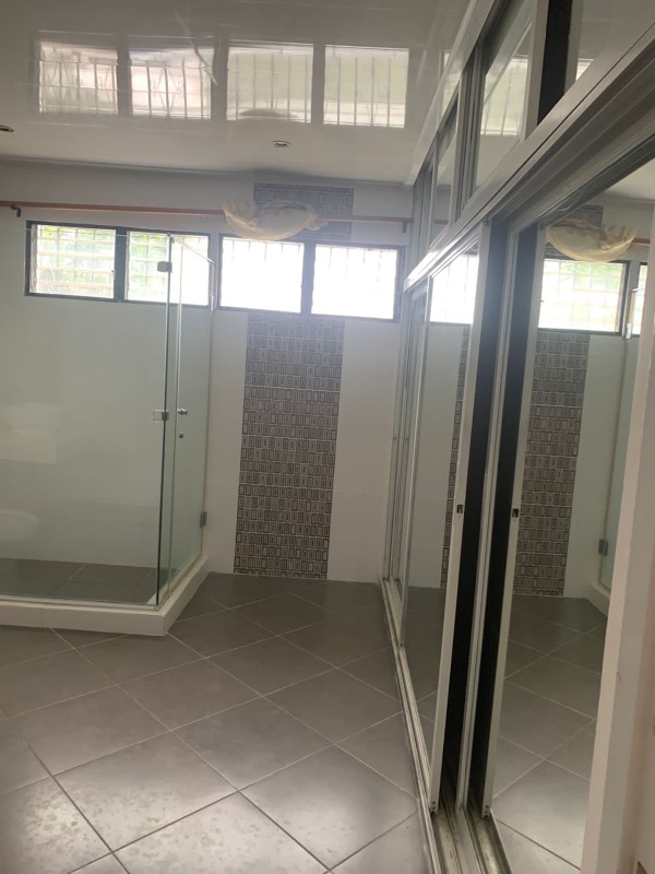 casas - Casa con patio grande cerca de todo muy bien ubicada  2
