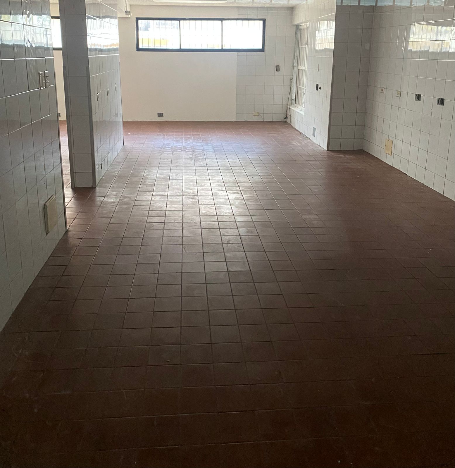 oficinas y locales comerciales - Local de 200m2 ensanche Julieta primer piso 8