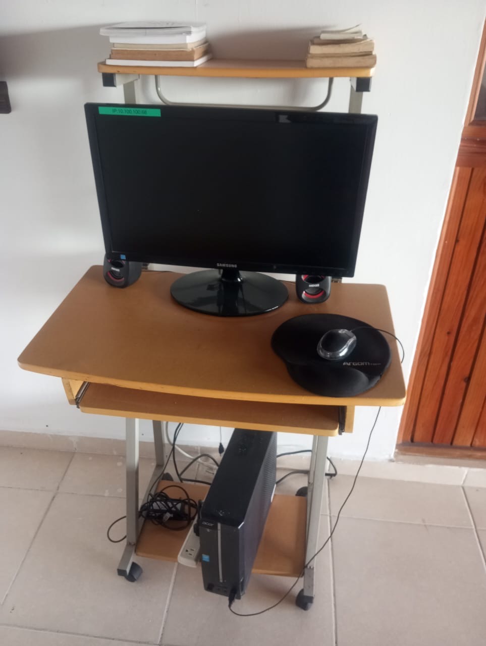 computadoras y laptops - Pc de escritorio con su mesa