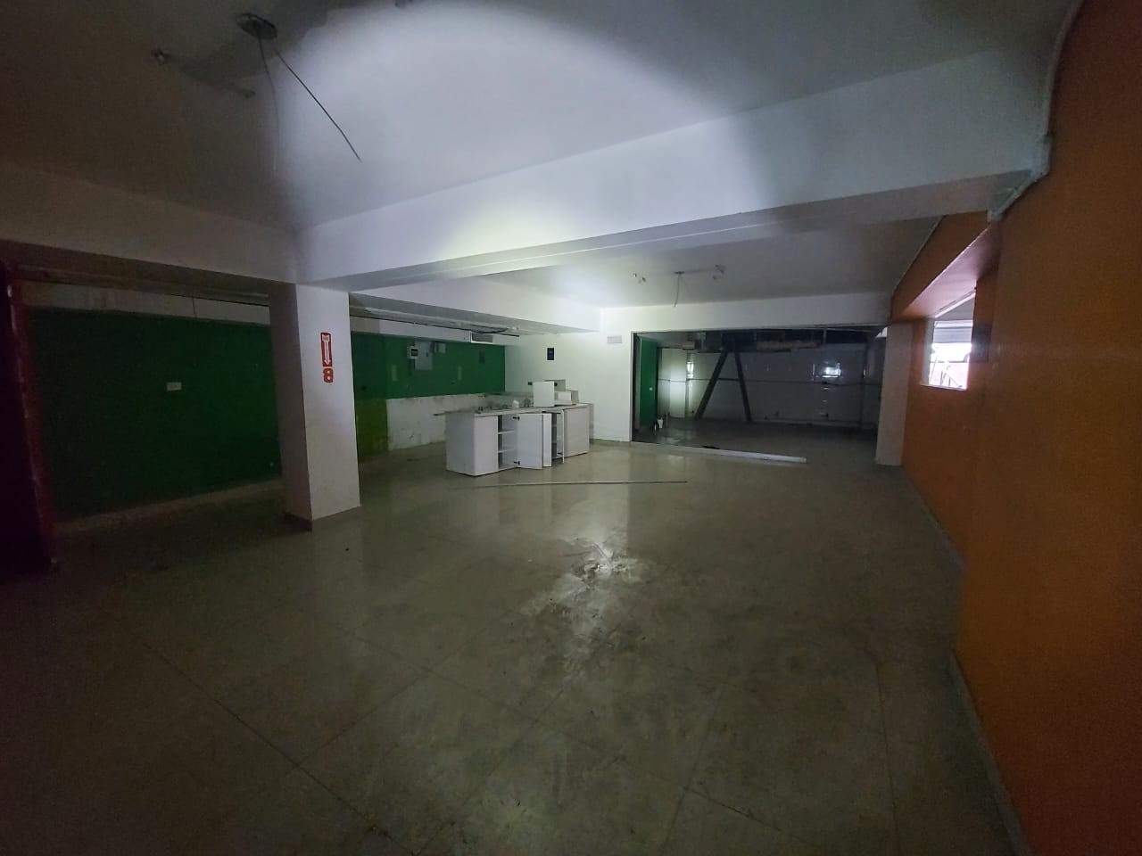 oficinas y locales comerciales - Alquilo Local  1,400 mts 27 febrero  proximo a la privada
 7