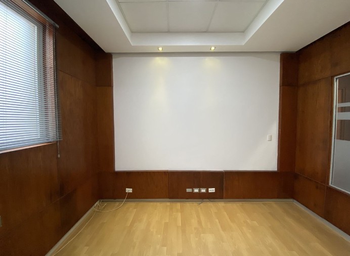 oficinas y locales comerciales - Alquiler de Oficina en Naco 7 parqueos 9