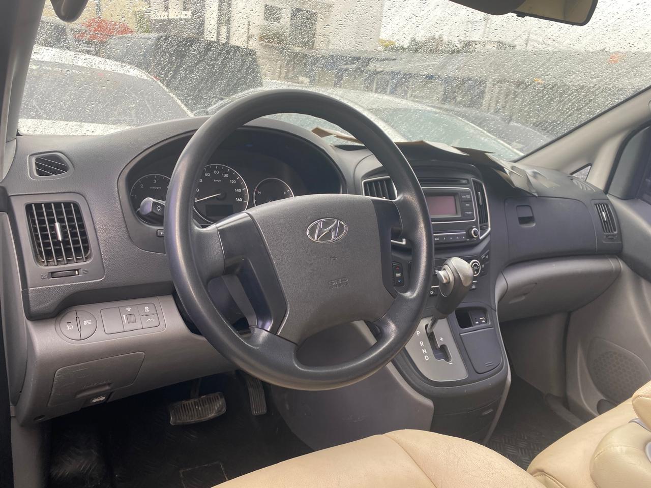 jeepetas y camionetas - HYUNDAI STAREX 2017 BLANCA DESDE: RD$ 1,220.000.00 1