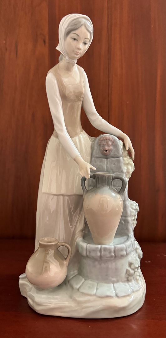 arte y antigüedades - Figura de mujer en porcelana española de ella marca Nao Lladró
