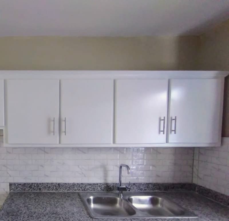 cocina - Gabinete de cuatro puertas color blanco  0