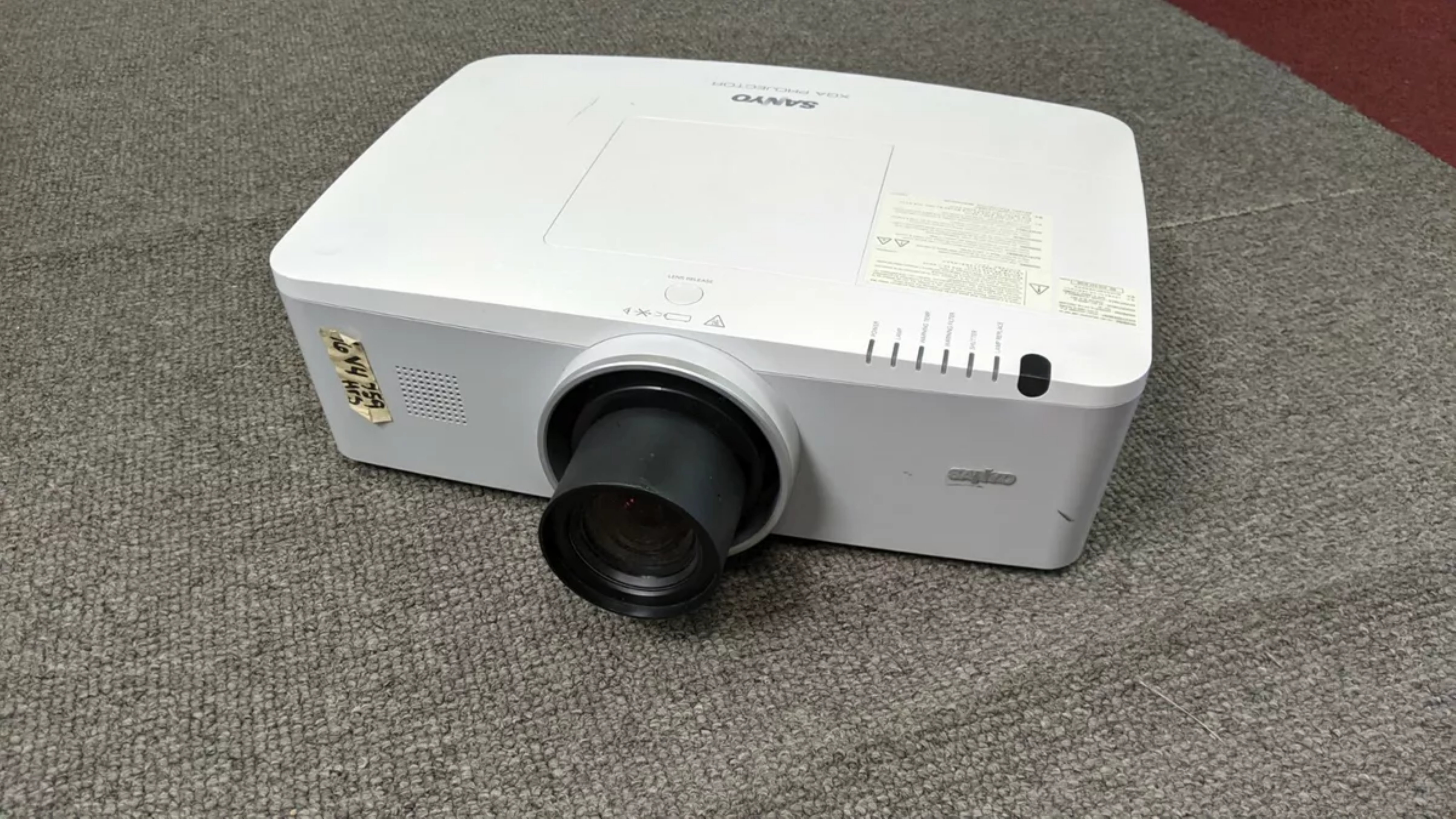 otros electronicos - PROJECTOR SANYO XGA 5