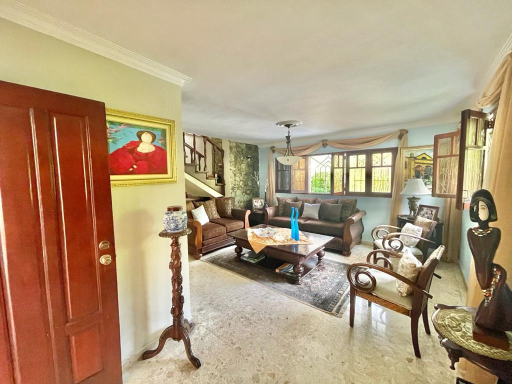 casas - Venta de casa de lujo con piscina en el Distrito Nacional Sector los cacicazgos 4