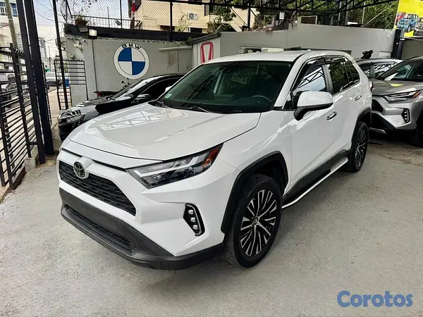 jeepetas y camionetas - Toyota RAV4 2023 LE plus  3