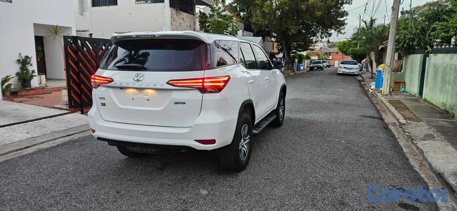 jeepetas y camionetas - Toyota fortuner 2018 4