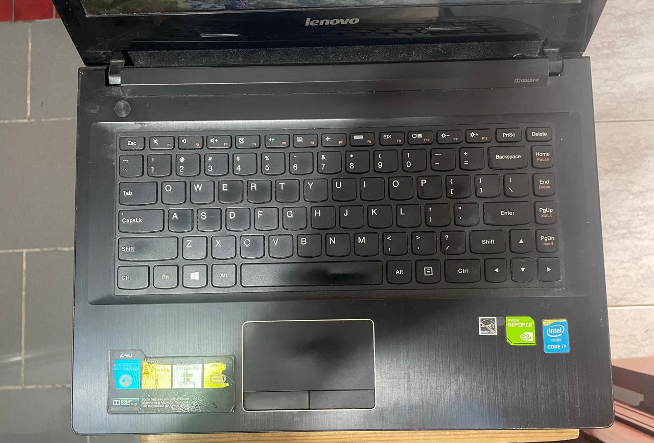 computadoras y laptops - Laptop Lenovo Z40-70 en excelentes condiciones 2