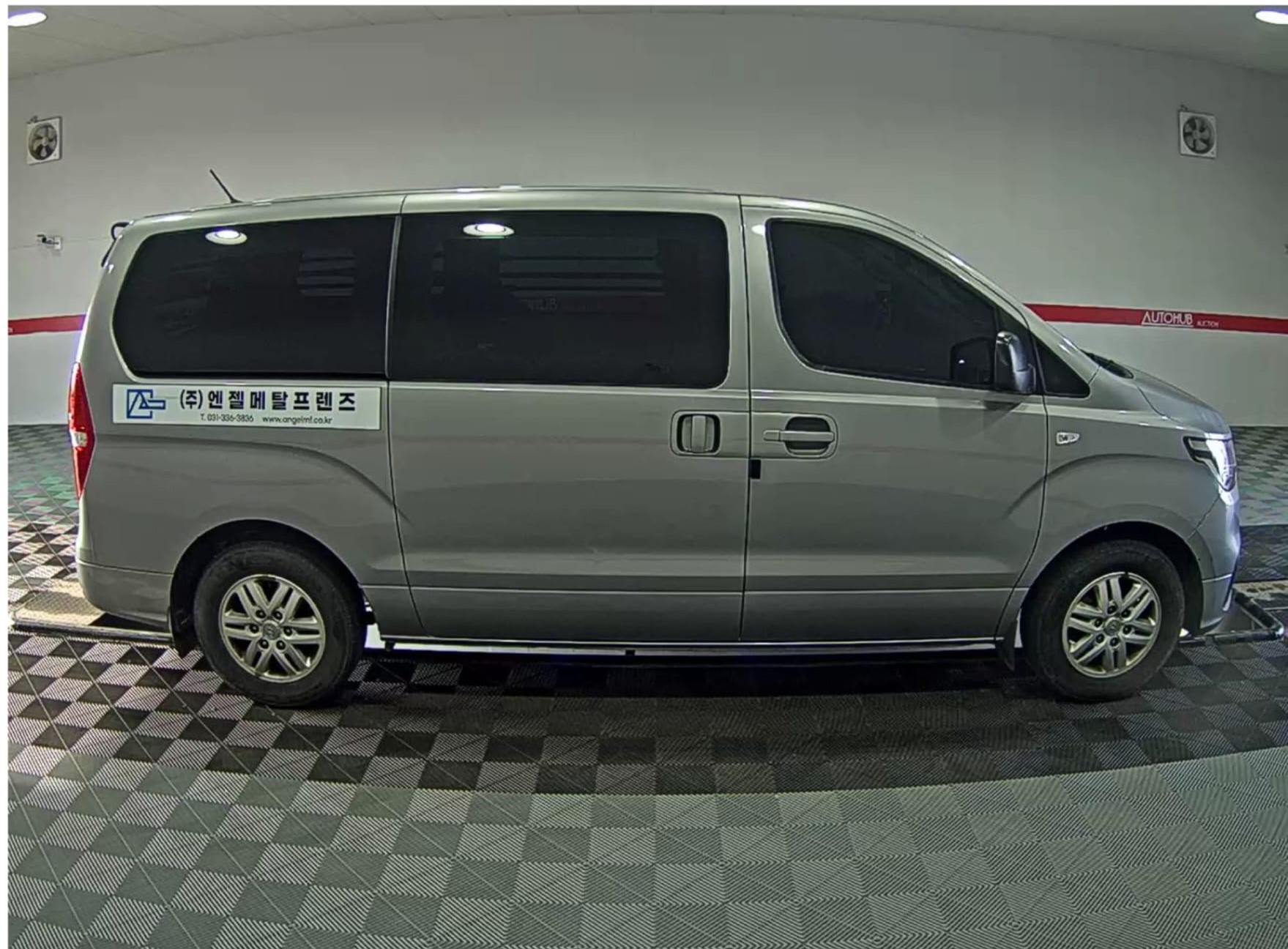 jeepetas y camionetas - HYUNDAI GRAND STAREX 2019 GRIS DIESEL 2