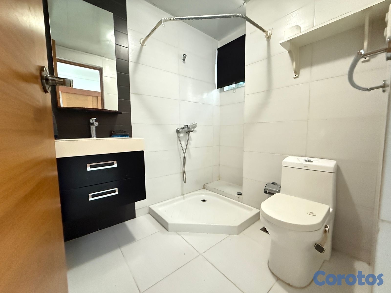 apartamentos - vendo Evaristo Morales dos habitaciones 2.5 baños dos parqueos balcón servicio  7