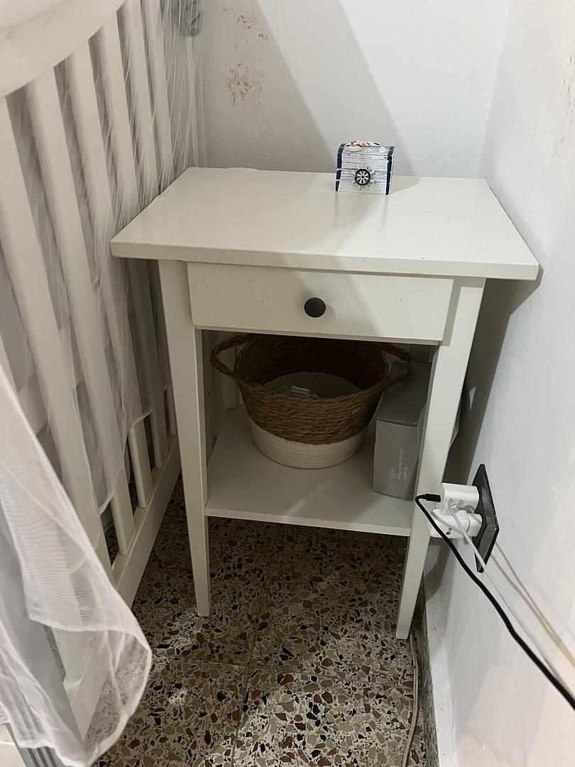 muebles y colchones - Dos mesitas de noche por 4,000 de IKEA 