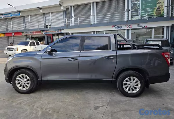 jeepetas y camionetas - KGM REXTON 2021 GRIS OSCURO DIESEL 8