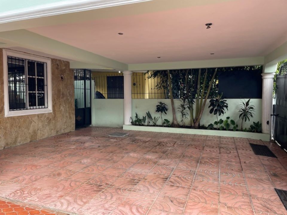 casas - Se vende casa en Jardines Del Sur 
RD$12,500,000
3 HAB
300MST
