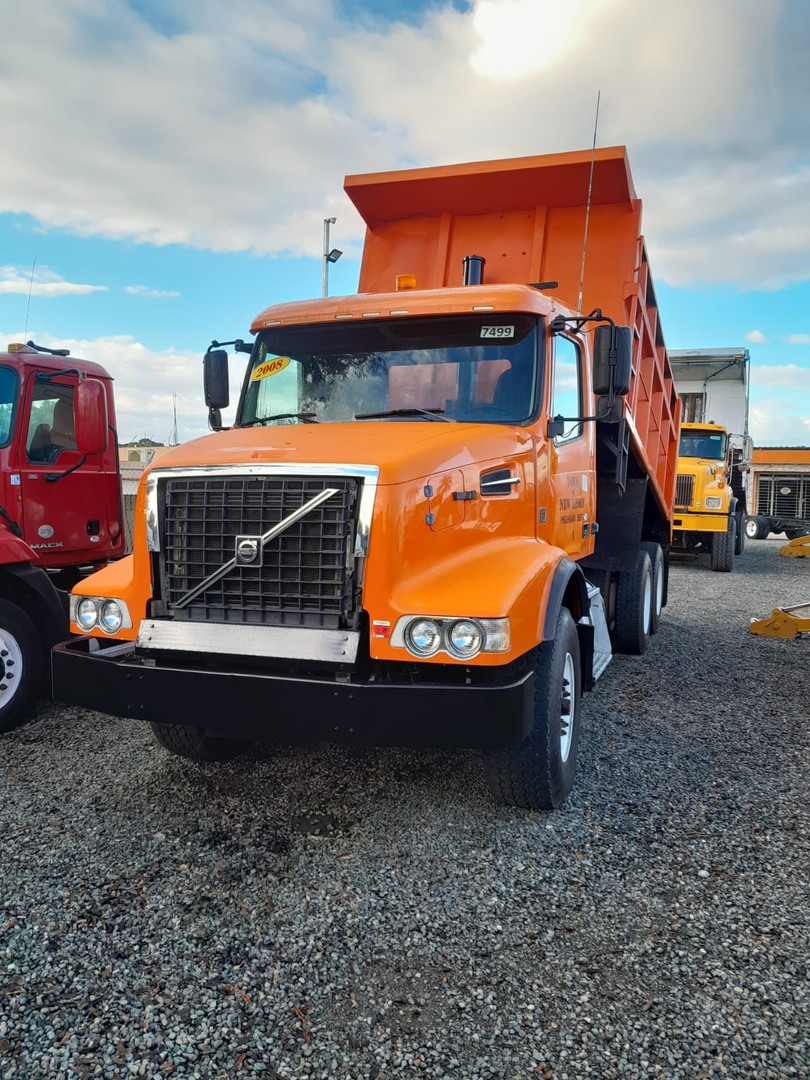 camiones y vehiculos pesados - VOLVO VHD VOLTEO año 2008 0