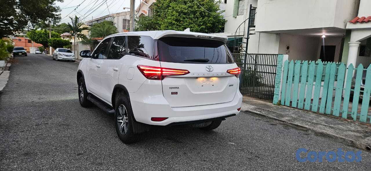 jeepetas y camionetas - Toyota fortuner 2018 5