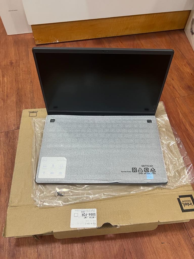 computadoras y laptops - Laptop Dell Inspiron 3000 15 Pulgadas  1