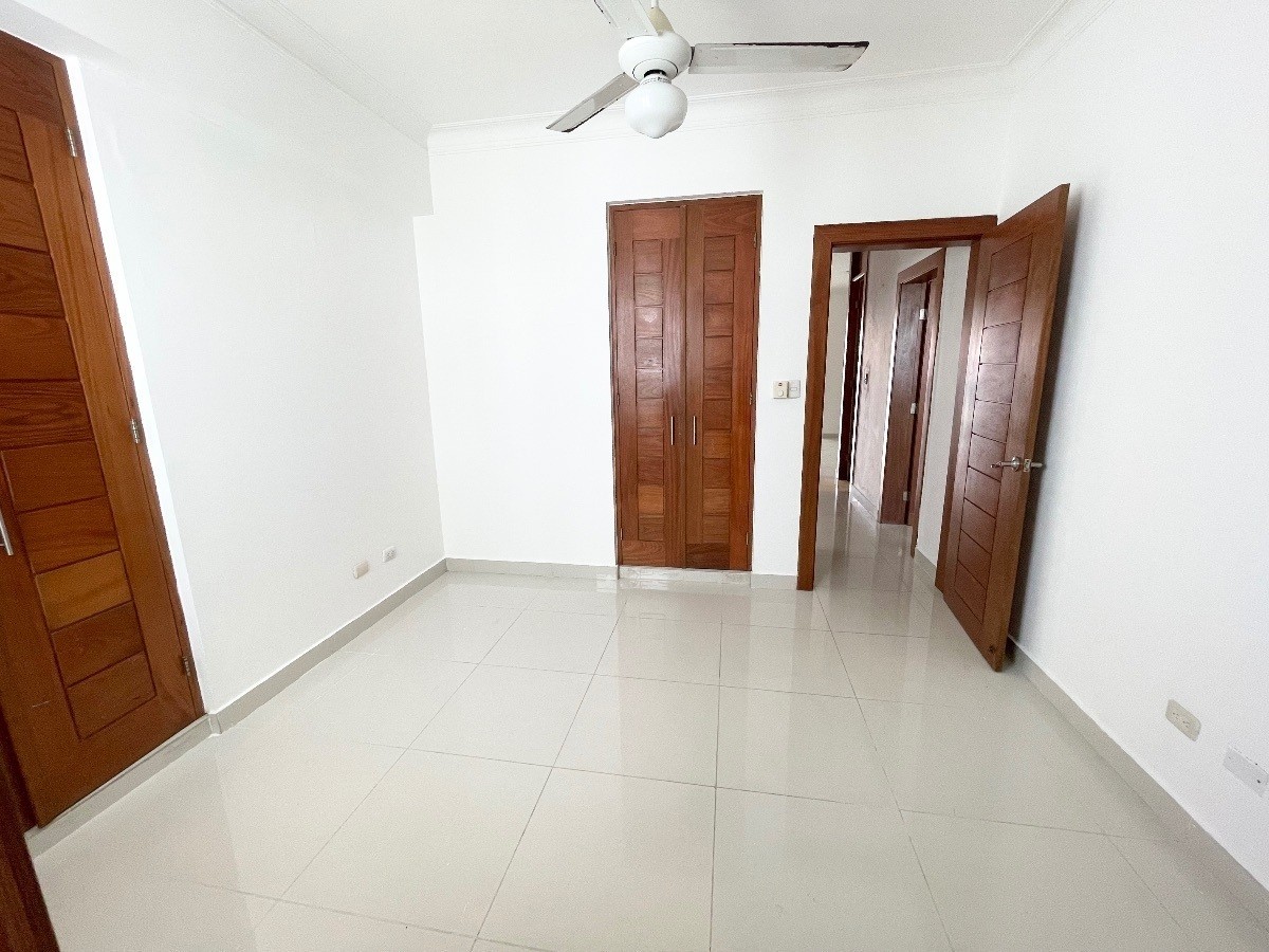 apartamentos - Apartamento en Venta en Renacimiento U$S255,000


 Amplio y con Locker
 1