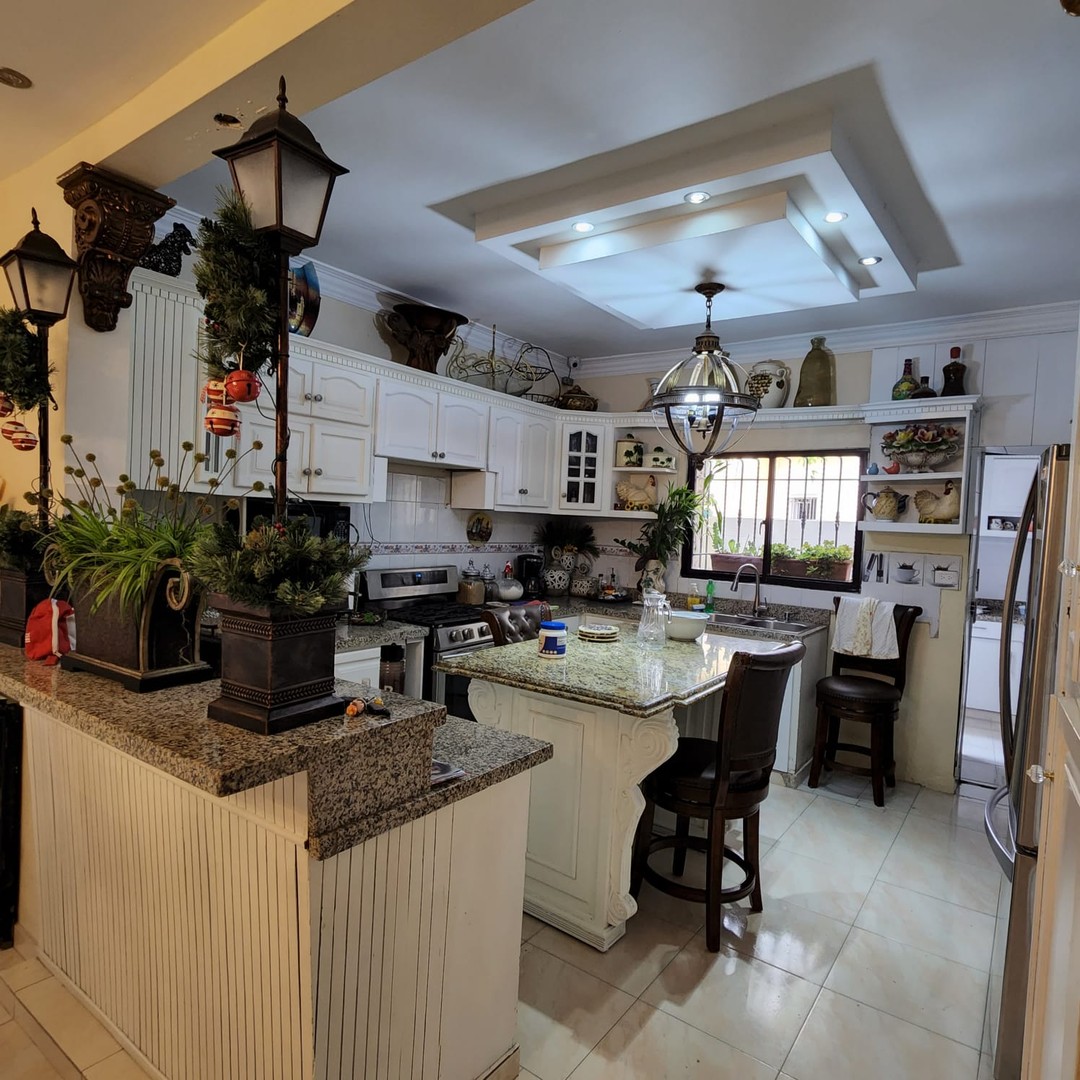 casas - SE VENDE HERMOSA CASA EN ALTOS DE ARROYO HONDO III, DOS NIVELES
395 m2  8