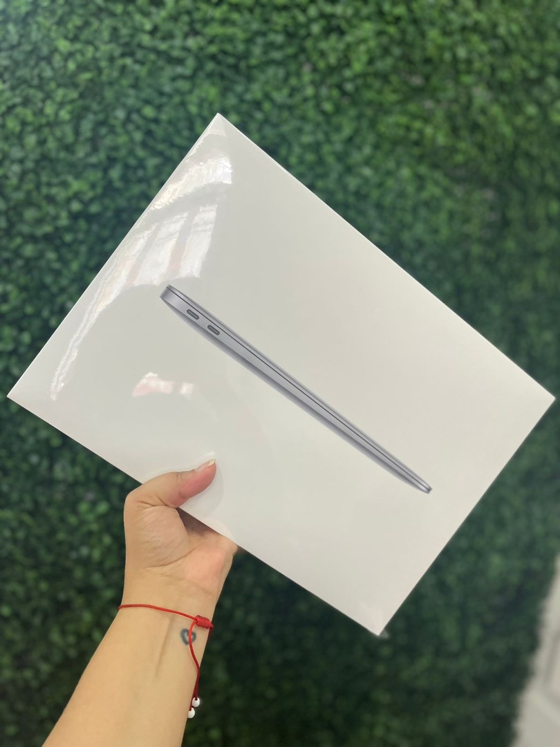 computadoras y laptops - MacBook Air Chip M1 13-inch 256gb SSD-8gb RAM SELLADA  1