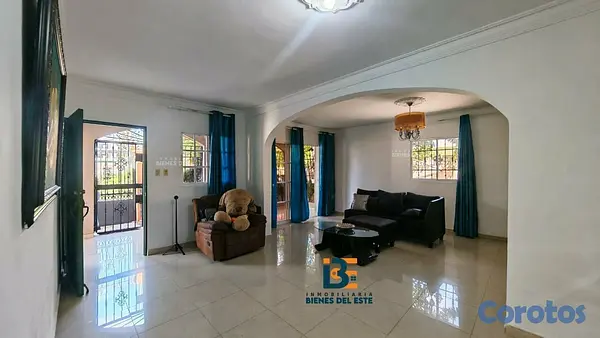 casas - Se vende amplia casa DE ESQUINA en la entrada del  4