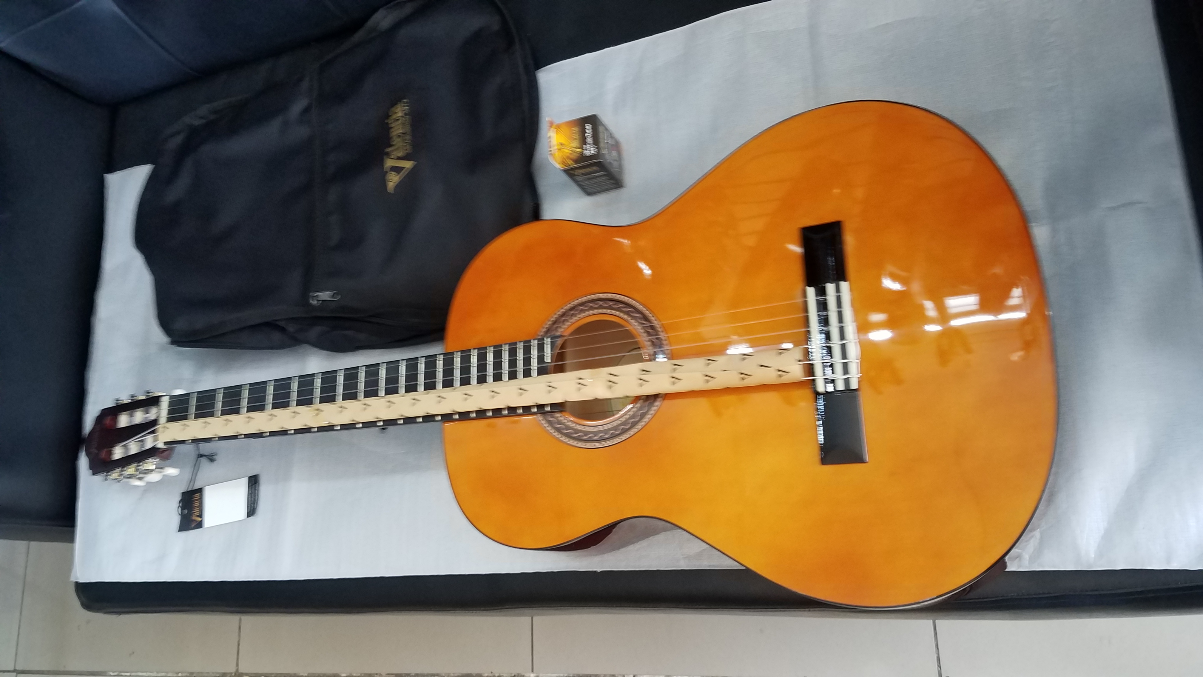 Guitarra valencia 4/4 con su afinador y estuche incluido 