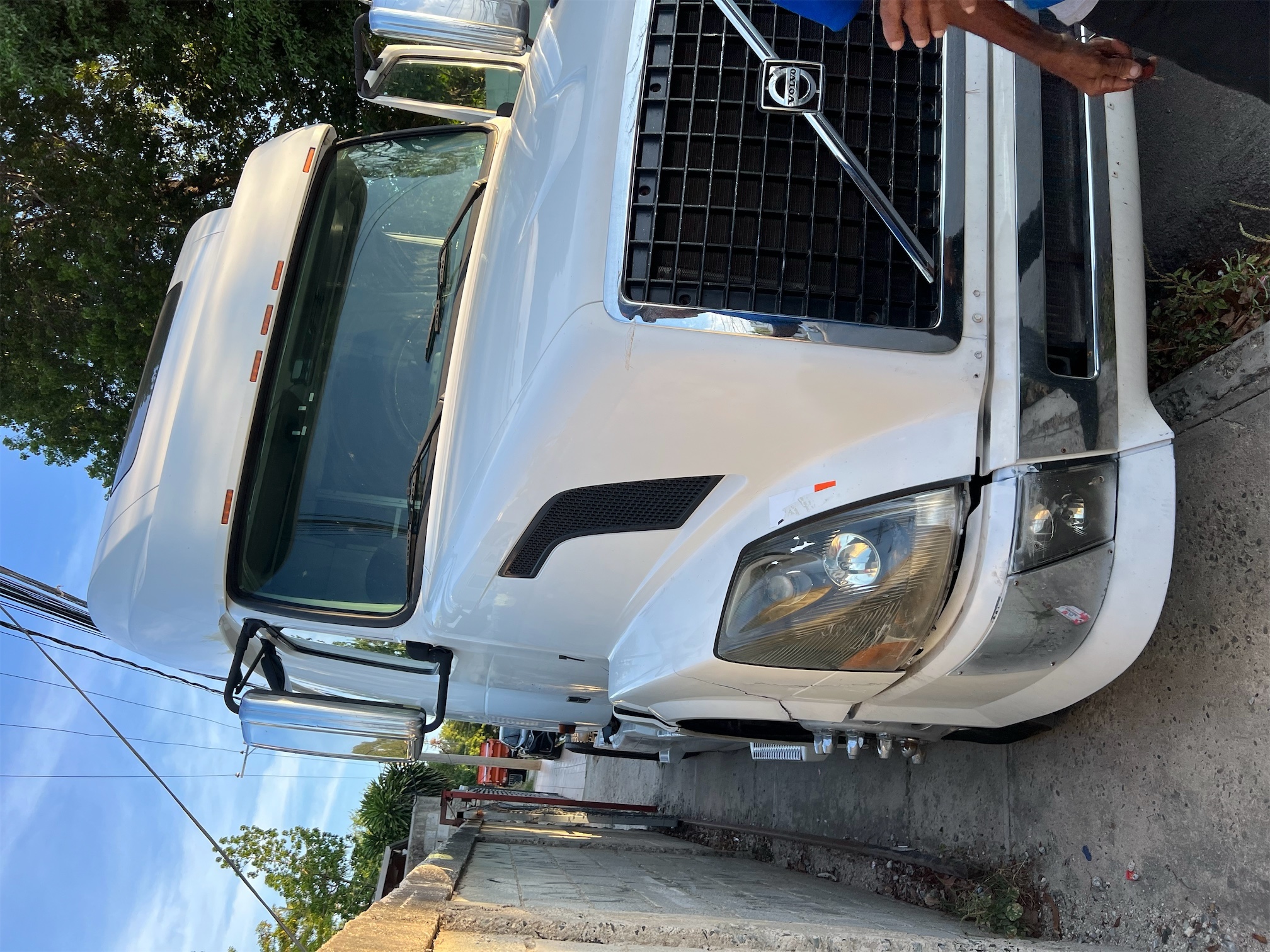 camiones y vehiculos pesados - Camión Volvo con camarote  4