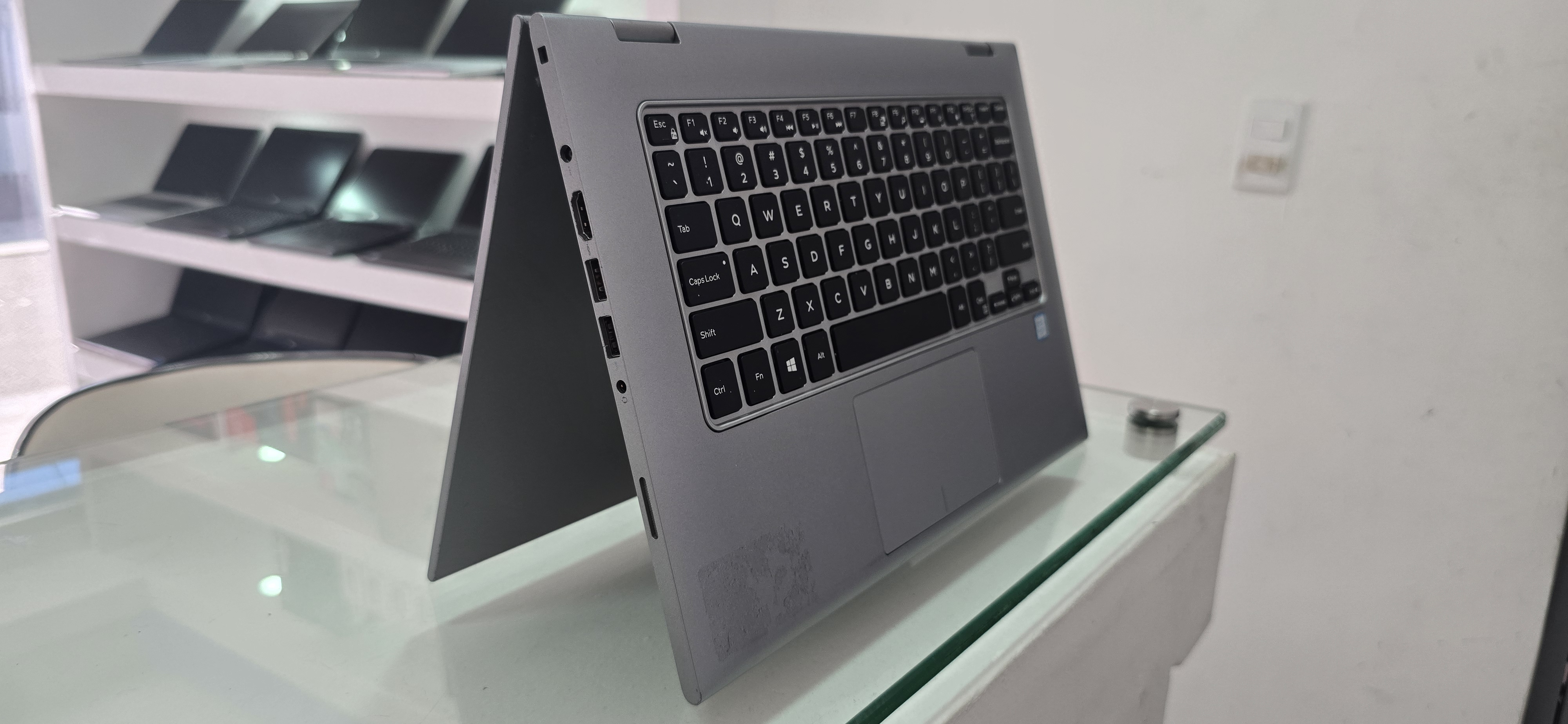 computadoras y laptops - Dell touch 14 Pulg Core i3 7ma Ram 8gb Disco SSD Pantalla Giratoria full 1080p  3