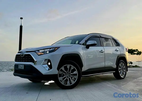 jeepetas y camionetas - Toyota rav4 2023 xle premium clean  4