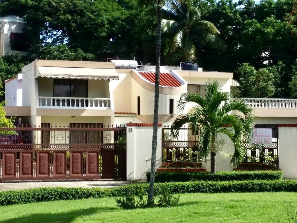casas - Venta de casa en los cacicazgos con 1100mts Distrito Nacional Santo Domingo 