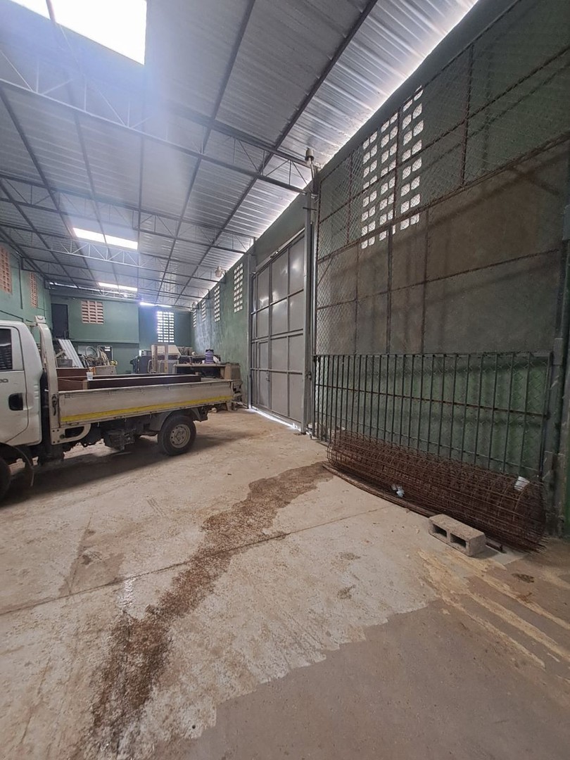 otros inmuebles - Nave 800 mts  proximo al km 16 aut Duarte
 5