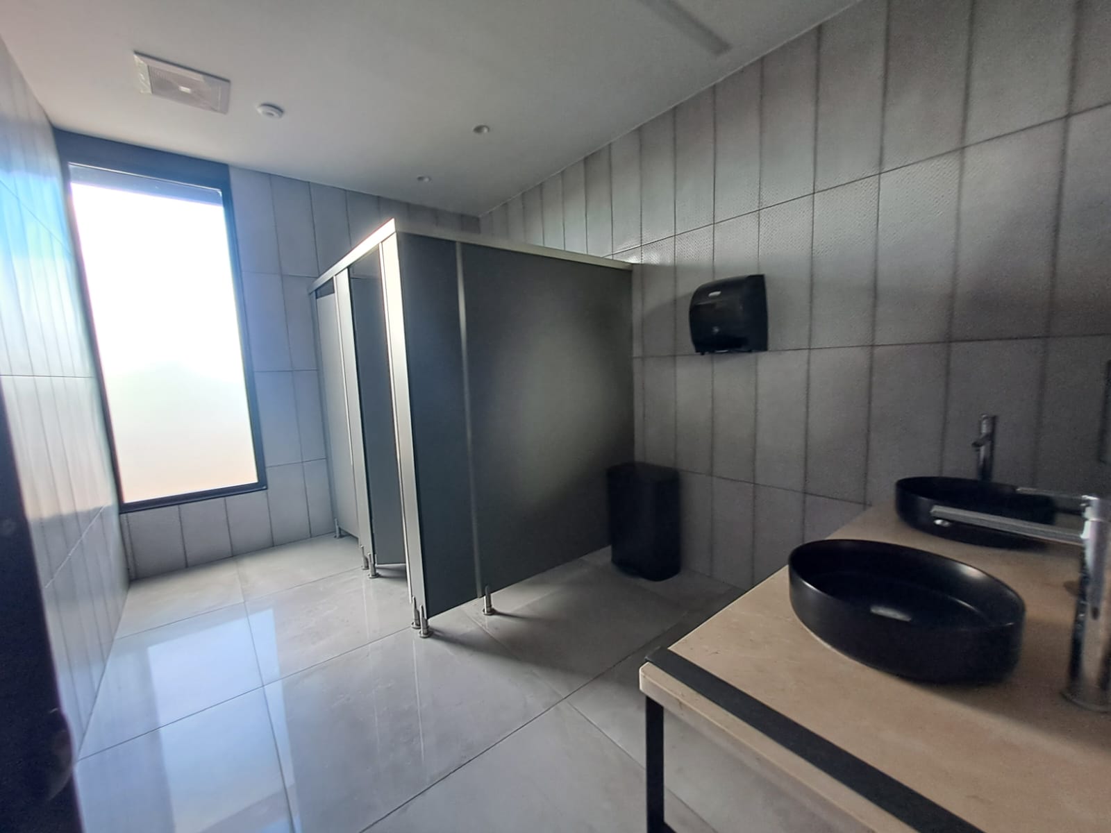 oficinas y locales comerciales - Alquilo Local  4to piso 86 mts en los prados  7