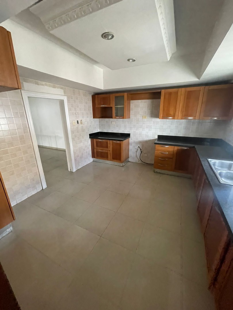 apartamentos - Se alquila apartamento clásico vacío en Evaristo Morales 5