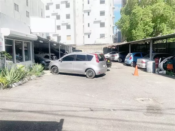 solares y terrenos - Solar comercial céntrico  2