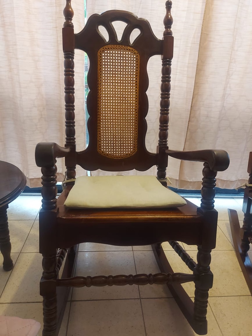muebles y colchones - Vendo mecedoras a 10,000 pesos caoba centenaria centenaria tranquila 2