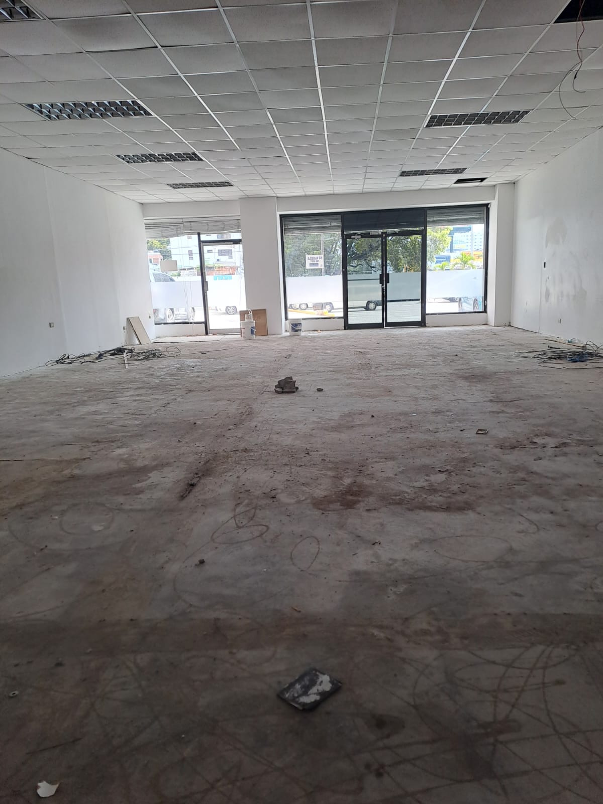 oficinas y locales comerciales - Alquilo Local 1er piso 136 mts en Naco 