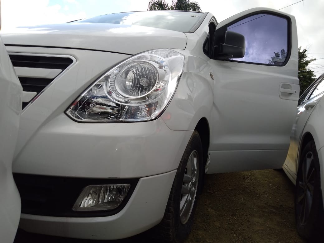 jeepetas y camionetas - HYUNDAI GRAND STAREX 2018 BLANCODESDE: RD$1,300.100 2