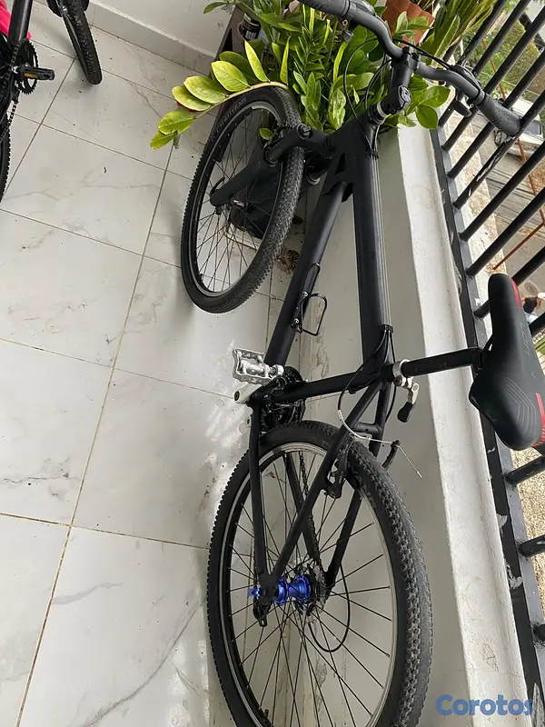 bicicletas y accesorios - Vendo bicicletas negra máster  3