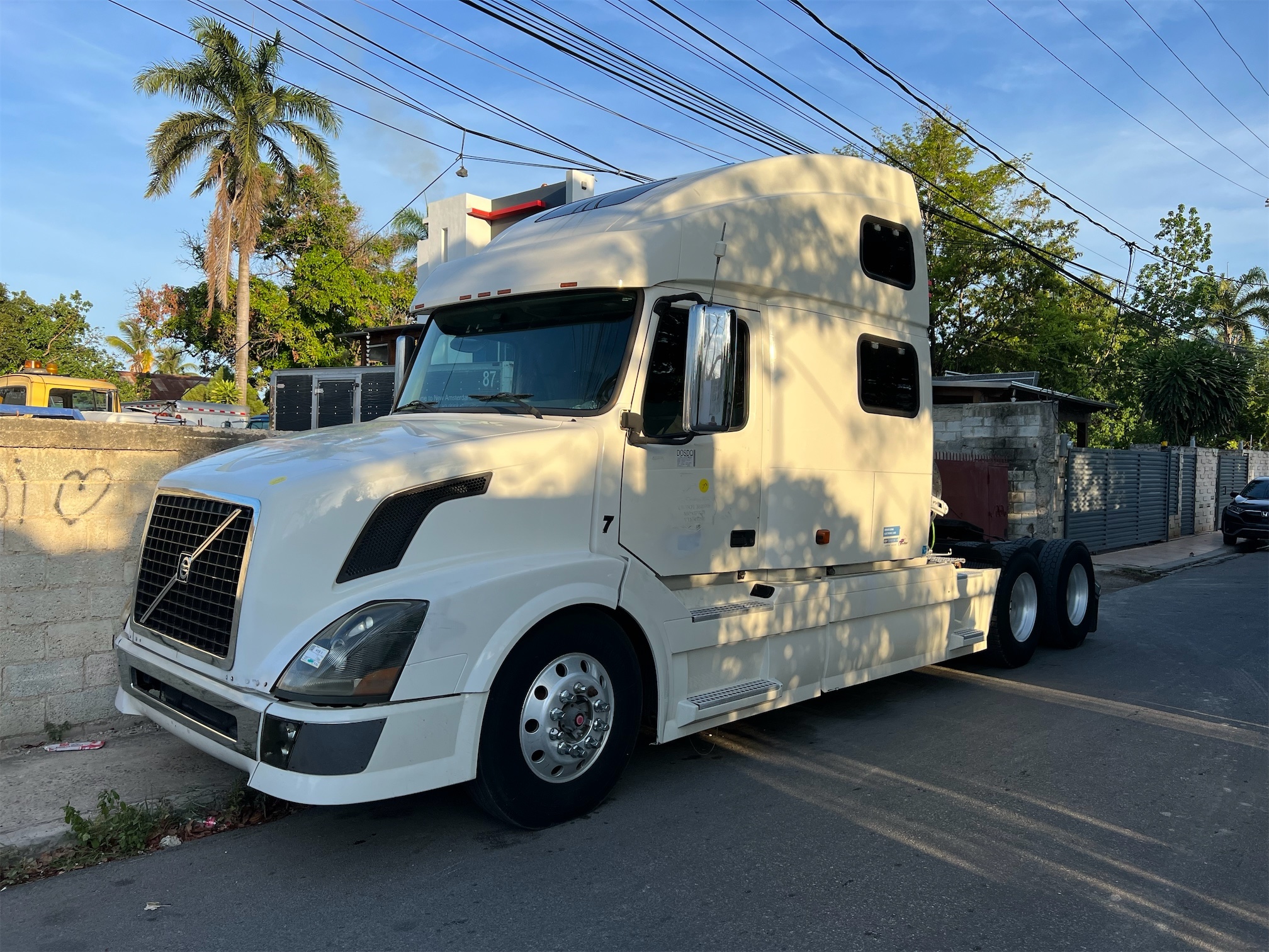 camiones y vehiculos pesados - Camión Volvo con camarote  2